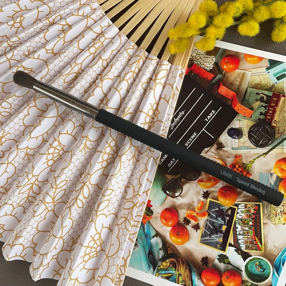 New Laruce Tapered Blending Eyeshadow Brush - LR005